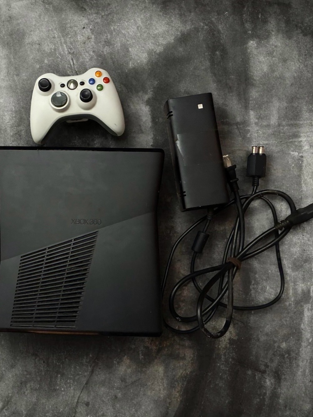 Xbox 360 Console Bundle with White Wireless Controller - Black
